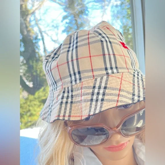 Burberry Beige Plaid Bucket Hat with Red Detail Reversible - Picture 3 of 8